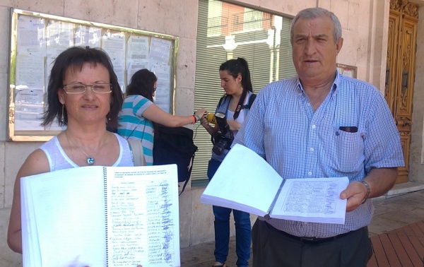 Miembros de las Asociaciones de Vecinos registran las firmas en contra del primer mapa de autobuses.